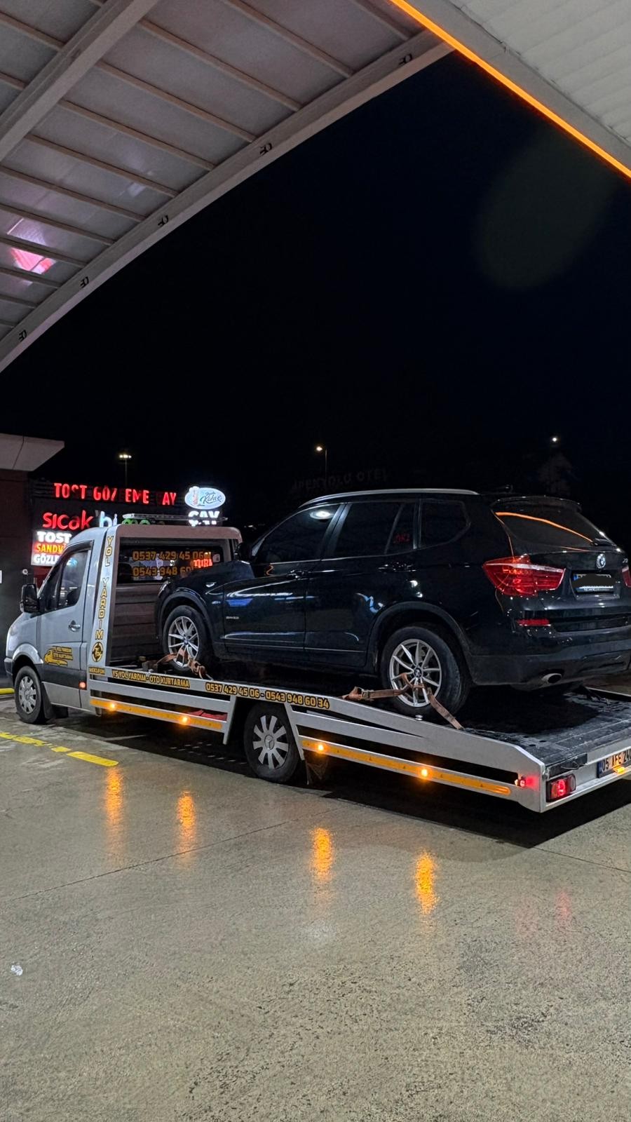 Gece çekici üzerinde SUV araç